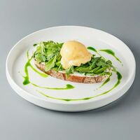 Тартин с авокадо и яйцом пашот в 1st Gallery Lounge