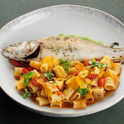 Сибас Acqua pazza с мецце манике, лимоном и боттаргой на 2 персоны в Butler по цене 8500 ₽