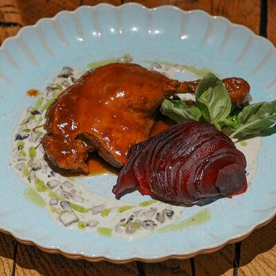 Утиная ножка конфи с запечённой свёклой в ягодном и грибным соусах с эстрагоном в Rekki Pizza & Cocktail Bar по цене 1490 ₽