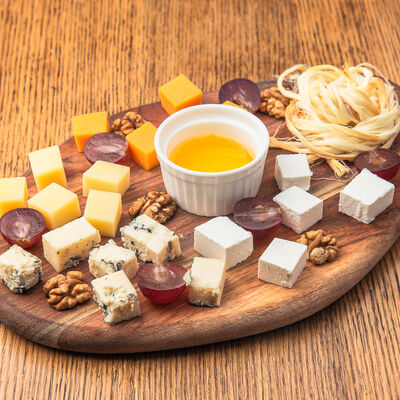 Закуска Сырное Ассорти в Помидорро по цене 675 ₽