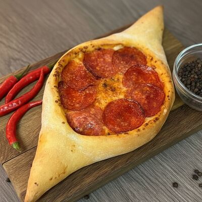 Хачапури по-аджарски с пепперони в Аджапури по цене 590 ₽