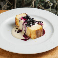 Запеканка из рикотты с черничным вареньемв Grecco