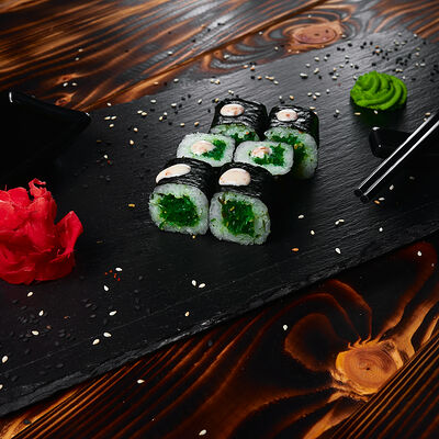 Ролл с чукой и ореховым соусом в Суши Cho по цене 249 ₽