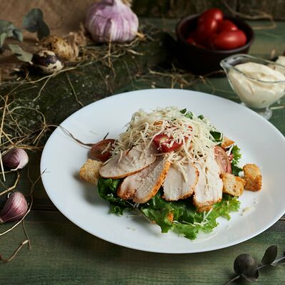 Салат Цезарь с курицей в Кафе Элена по цене 470 ₽