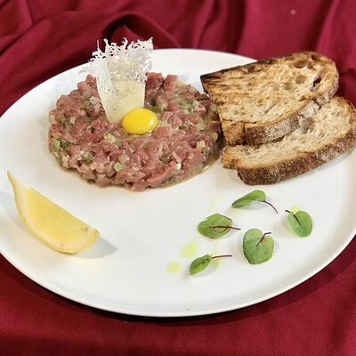 Тартар из говядины в Вино и еда по цене 890 ₽