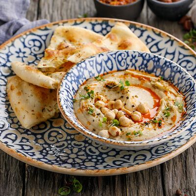 Хумус с пряной лепешкой в Пряности & Радости на Васильевском по цене 390