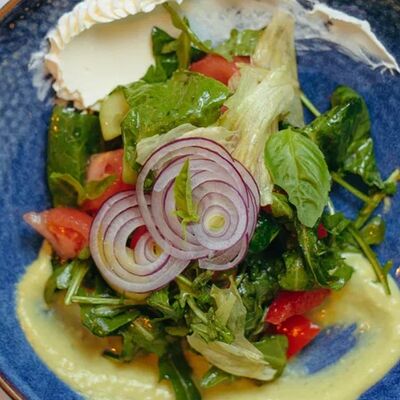 Свежие овощи с соусом гуакамоле и сыром креметта в Роланд по цене 660 ₽