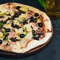 Пицца с ветчиной и артишоками в Tutta La Vita