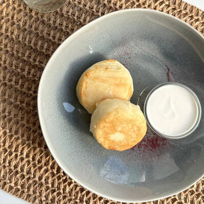 Сырники классические со сметанойв Моё место по цене 264 ₽