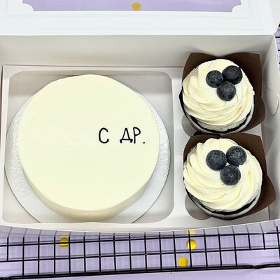 Бенто-торт С др и капкейки с голубикой в Cosmo Сakery по цене 3150 ₽