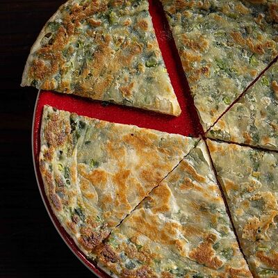 Китайская лепешка, зеленый лук в KOJI по цене 620 ₽