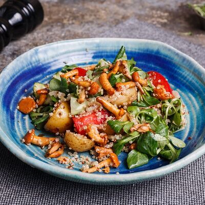 Салат с лисичками, картофелем и маринованными огурцами в Мамалыга по цене 450