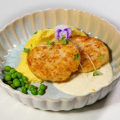 Колобки из цыплёнка с пюре и зелёным горошком в Гоголь по цене 590 ₽