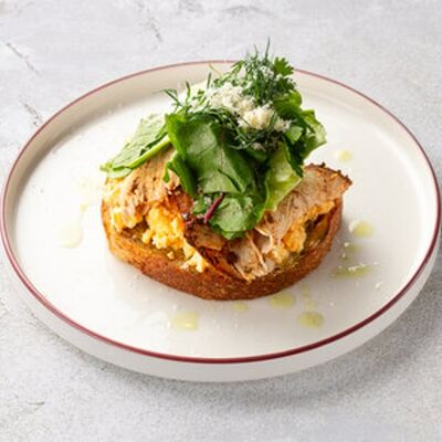 Скрембл на тартине с пастрами из индейки в Шоколадница по цене 690 ₽