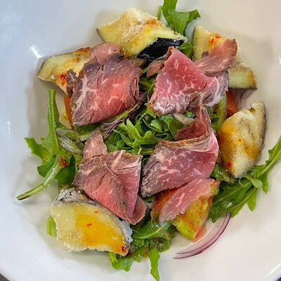 Салат с ростбифом и хрустящими баклажанами в Kinza по цене 685 ₽