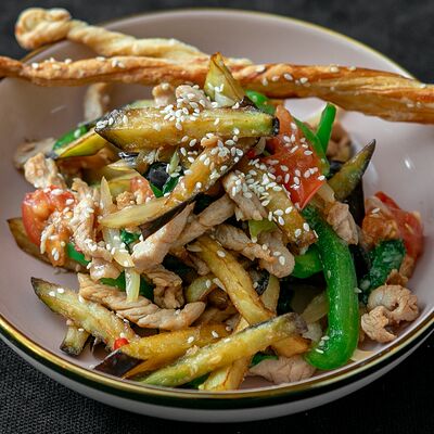 Теплый салат из обжаренной индейки с баклажанами в Daddys pub по цене 595 ₽