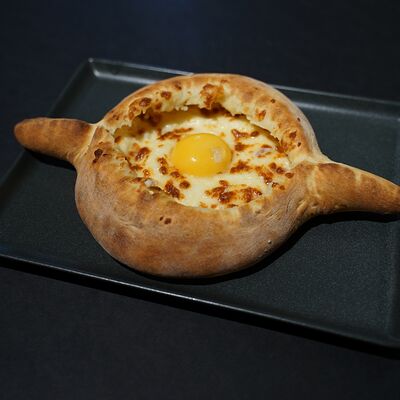 Хрустящий хачапури по-аджарски в ЛАЛИКО ГРУЗИНСКАЯ КУХНЯ по цене 930 ₽