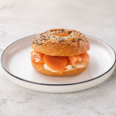 Бейгл с лососем и крем-сыромв Шоколадница по цене 710 ₽