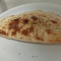 Кальцоне с сыром и томатом в Брусничка