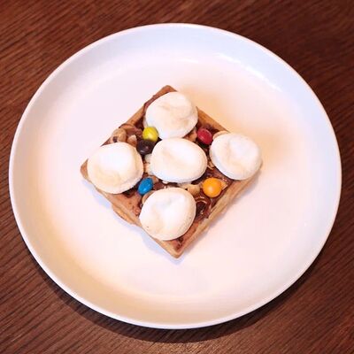 Бельгийские вафли с Нутеллой, фисташками и маршмеллоу в Миллениал по цене 480 ₽