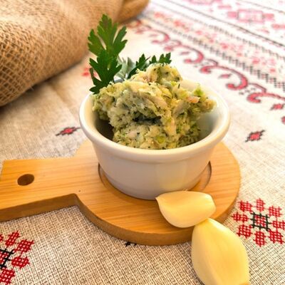 Сало крученое с чесноком, зеленью и гренками в Корчма по цене 210 ₽