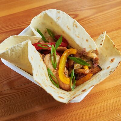 Тёплый салат с курицей в Кафе Солнце по цене 410 ₽