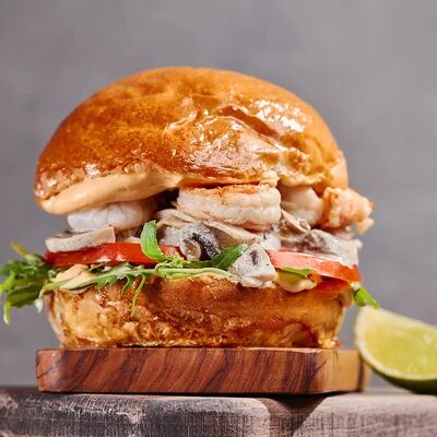 Бургер с креветками том ям, рукколой и грибным жюльеном в Гастробар DOM по цене 650