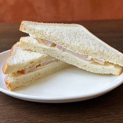 Сэндвич Цезарь с копченой курочкой в Особенный Наполеон по цене 240 ₽