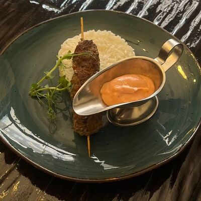 Люля-кебаб с отварным рисом, соусом в Длинный нос по цене 385 ₽