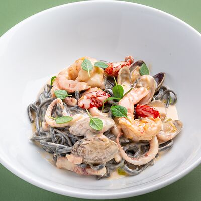 Черная паста с морепродуктами в Osteria Mario по цене 1010 ₽