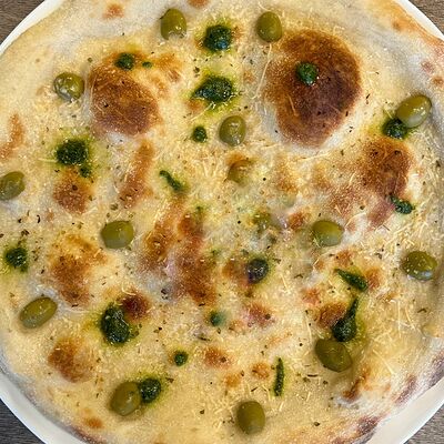 Фокачча с оливками и песто в Fllore cafe по цене 329 ₽