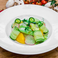 Салат Садовый с яйцом пашот в Леопольд