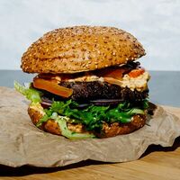 Бургер Острый с соусом шрирача в Swede