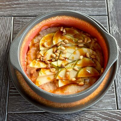 Каша овсяная с грушей и карамелью в Nebelka bar по цене 450 ₽