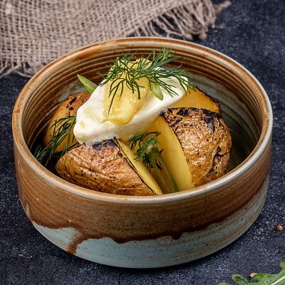 Картофель в углях с деревенской сметаной и икрой сельди в Гусь по цене 390 ₽