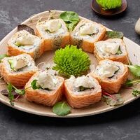 Филадельфия с опаленным лососем в МорЯки Sushi Seafood