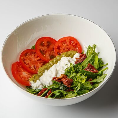 Салат Страчателла и томатыв Avo kitchen & bar по цене 800 ₽