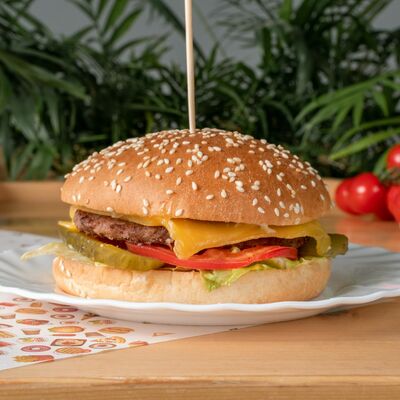 Бургер с говяжьей котлетой в Фуд Корт №1 по цене 420 ₽