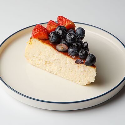 Сан-Себастьян с ягодами в Avo kitchen & bar по цене 750 ₽