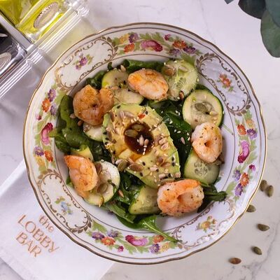 Запеченное авокадо с креветкамив Лобби бар по цене 1070 ₽