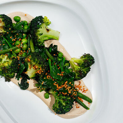 Зеленые овощи с углей с орехово-кунжутным соусом в Sadko по цене 398 ₽