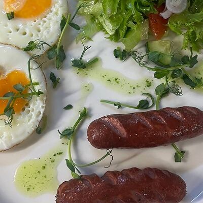 Глазунья с сосисками в Мятный Трюфель по цене 410 ₽