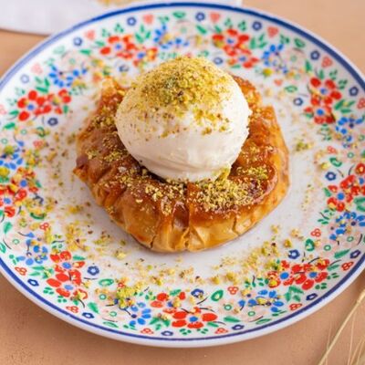 Пахлава с грецким орехом и мороженым в Мархаба Халяль по цене 552 ₽