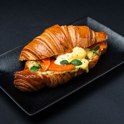 Яйцо Бенедикт с лососем и авокадо в Два веселых гуся по цене 980 ₽