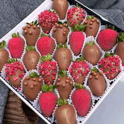 Клубника в молочном шоколаде Charm M в Verria Chocolate - клубника в шоколаде по цене 2990 ₽