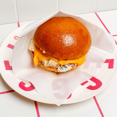 Утренняя булочка с риетом из лосося в Eggsellent по цене 580 ₽