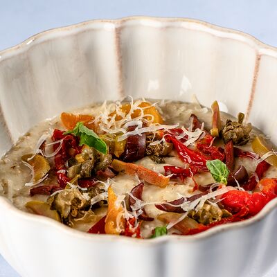 Овсяная каша с пармезаном,маслинами и печеным перцем в МОМО по цене 860 ₽