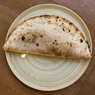 Пицца кальцоне Четыре Сыра в Pizza Volante по цене 1300 ₽