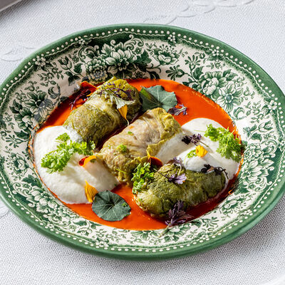 Голубцы с мраморной говядиной и томатным соусомв Lores по цене 1290 ₽