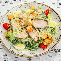 Цезарь с курицей в Гриль-бар Draft